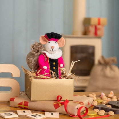 Sjaal met Verhaal Pietermuis in fuchsia jasje met jute zak, staand in geschenkdoos tussen inpakpapier