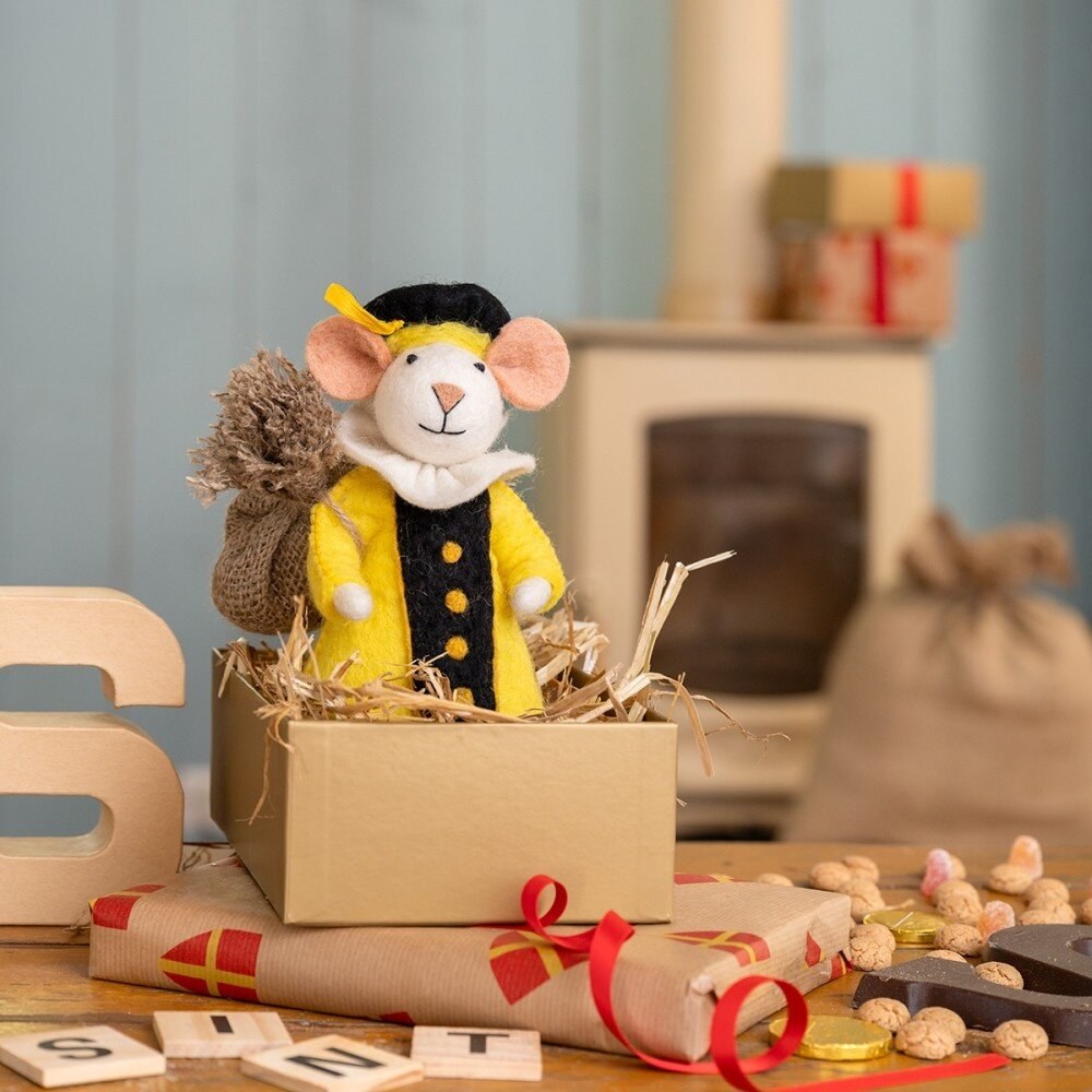 Sjaal met Verhaal Pietermuis geel van wolvilt in kartonnen doos met cadeauverpakking op houten tafel