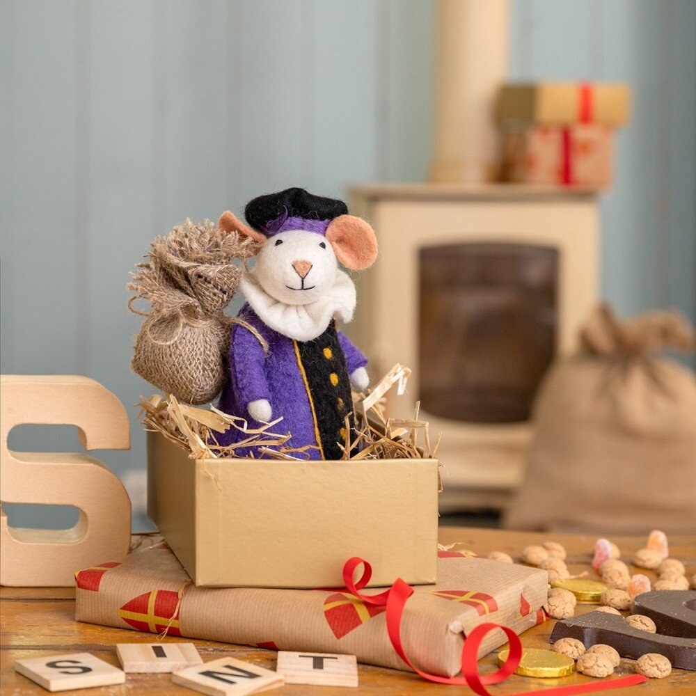 Sjaal met Verhaal Pietermuis Paars - vilten decoratiemuis in paarse outfit zittend in kartonnen doos met cadeaupapier
