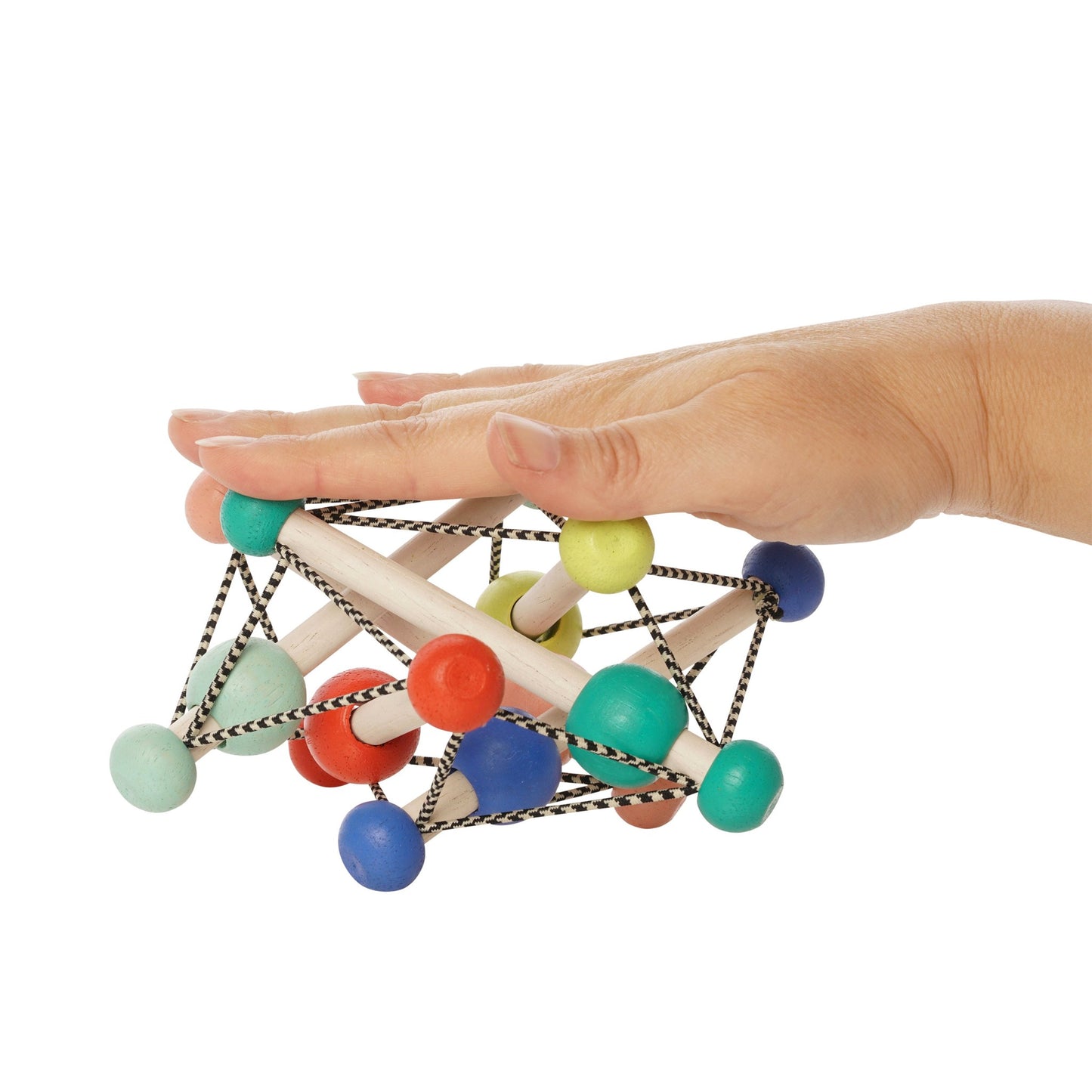 Manhattan Toy Skwish Colorpop rammelaar in hand, houten stokjes met gekleurde balletjes verbonden door touw
