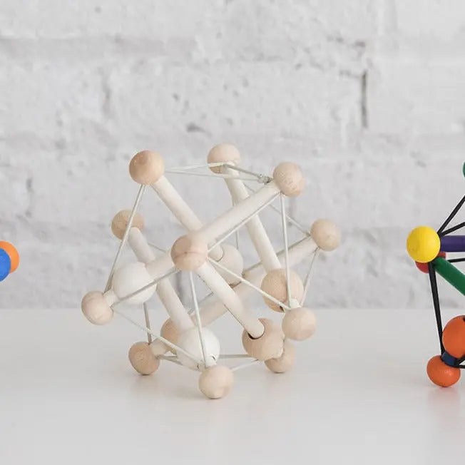 Manhattan Toy Skwish Natural rammelaar: houten bolletjes verbonden met elastische snaren, frontaal perspectief op witte achtergrond