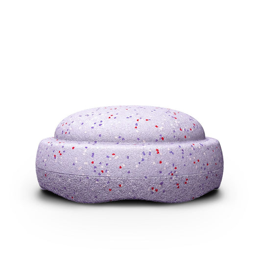 Stapelstein Original balansblok in lavendel met gekleurde stippen, vooraanzicht op neutrale achtergrond