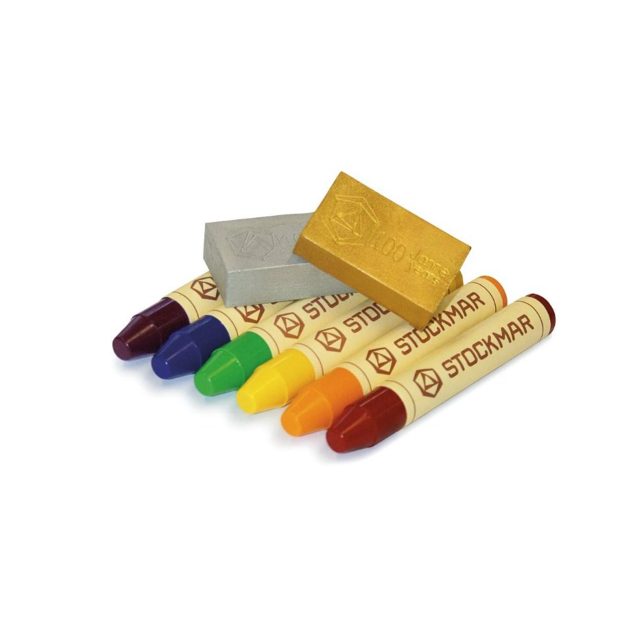 Stockmar regenboogeditie: 6 gekleurde waskrijtjes en 2 metallic wasblokjes naast goud en zilver blikje