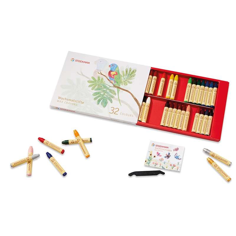 Stockmar Wasstiftjes assortiment 32 stuks: open doos met krijtjes, losse stiften en schraper op wit.
