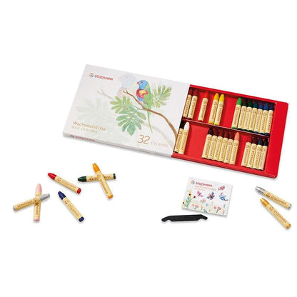 Stockmar Wasstiftjes assortiment 32 stuks: open doos met krijtjes, losse stiften en schraper op wit.