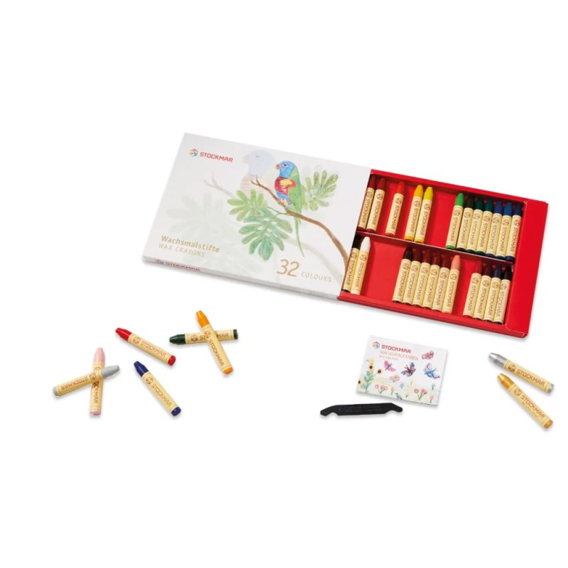 Stockmar Wasstiftjes assortiment 32 stuks: open doos met ingedeelde vakken en losse krijtjes met schraper in perspectief