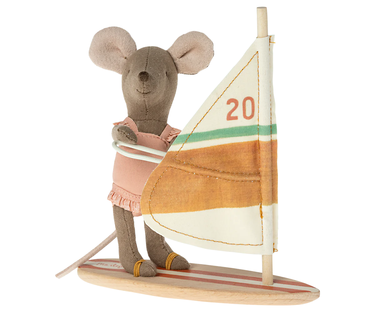 Strand muis kleine zus - surfer