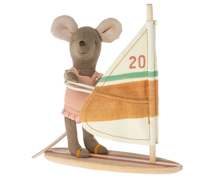 Strand muis kleine zus - surfer