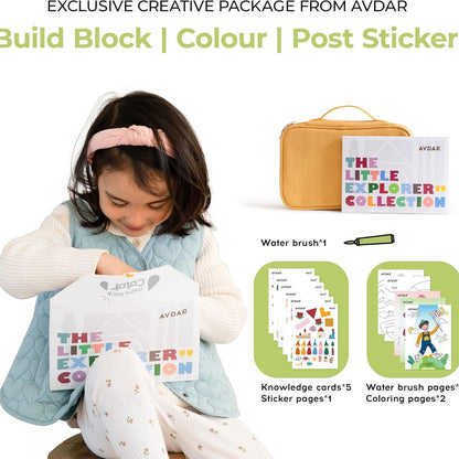 Avdar The Little Explorer Collection: meisje speelt met houten blokken en gekleurde stickers uit exclusief creatief pakket