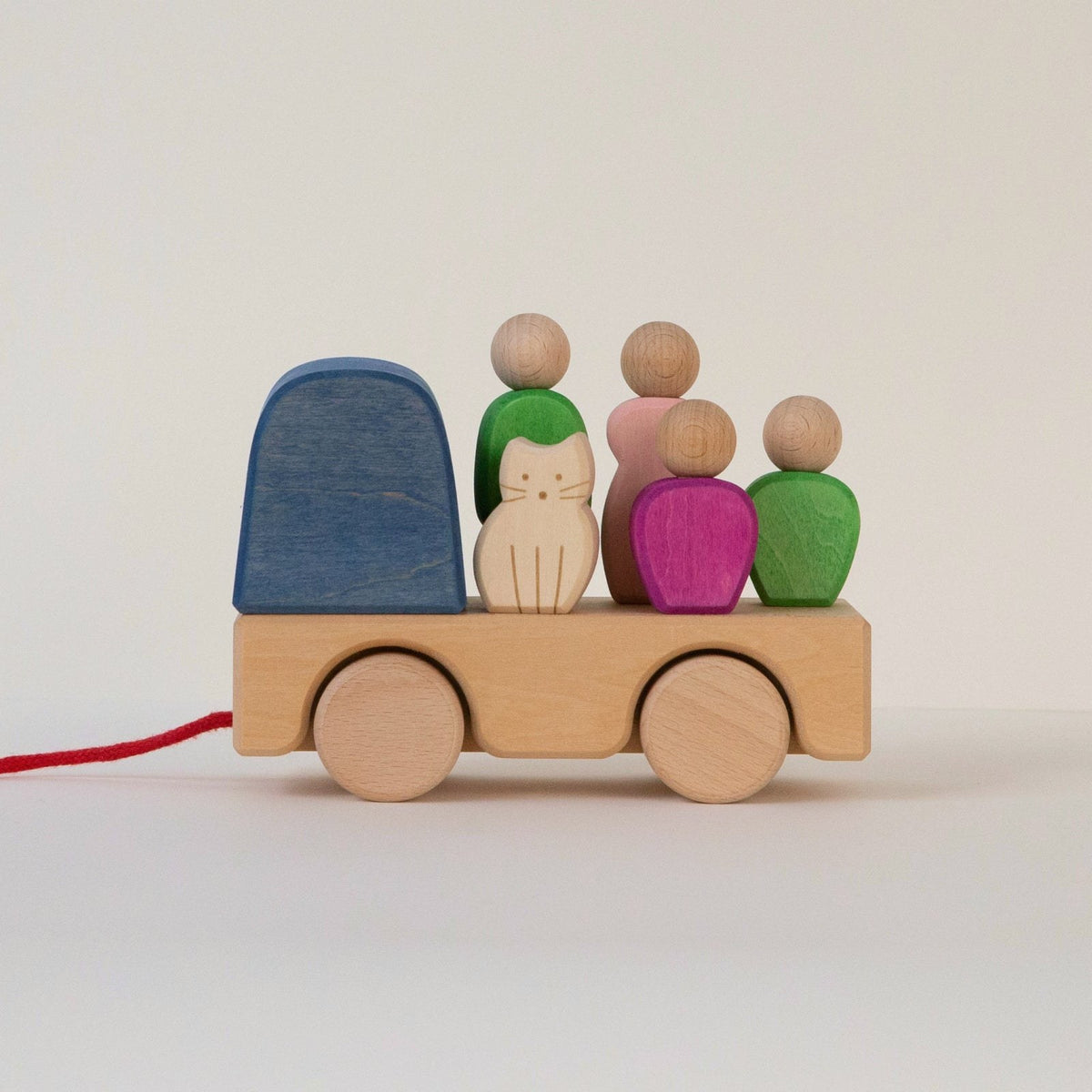 Avdar The Trailer Travel Set houten speelset: magnetisch wagentje met poppetjes en kat in blauwe container, vooraanzicht.