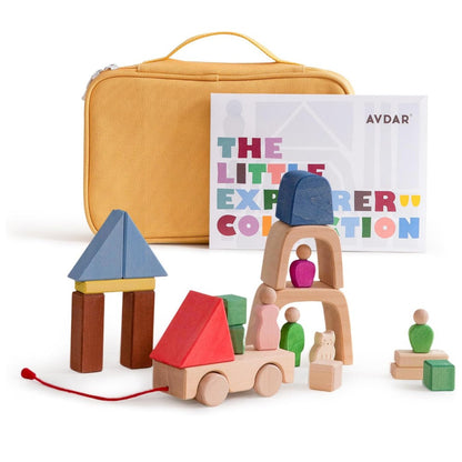 Avdar The Trailer Travel Set houten blokken speelset in gele draagtas met onderdelen uitgestald