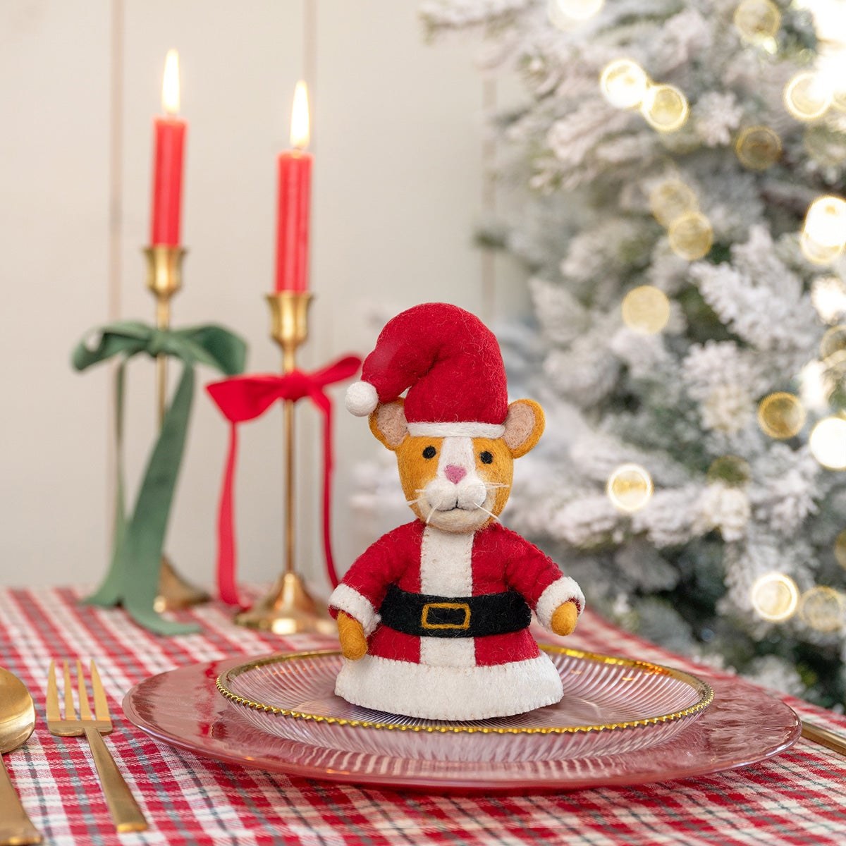 Sjaal met Verhaal vilten kat kerstman op roze bord met kaarsjes en kerstboom op achtergrond