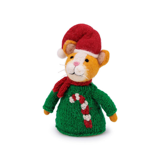 Sjaal met Verhaal decoratie kat van wolvilt in groene kersttrui met rode candy cane print, rode muts en sjaal, frontale weergave tegen witte achtergro