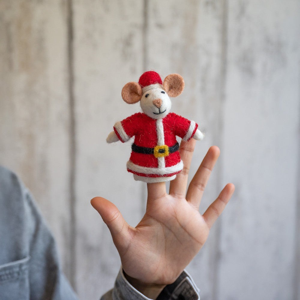 Sjaal met Verhaal vingerpopje muis in kerstmanpak op kinderhand tegen witte achtergrond