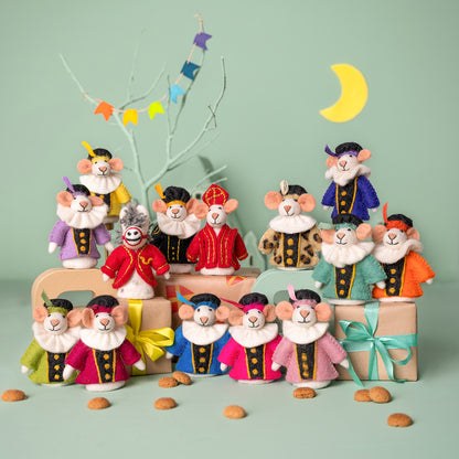 Sjaal met Verhaal vingerpopje Muis Hoofdpiet in groepsopstelling met andere Pieten-figuren tegen mintgroene achtergrond