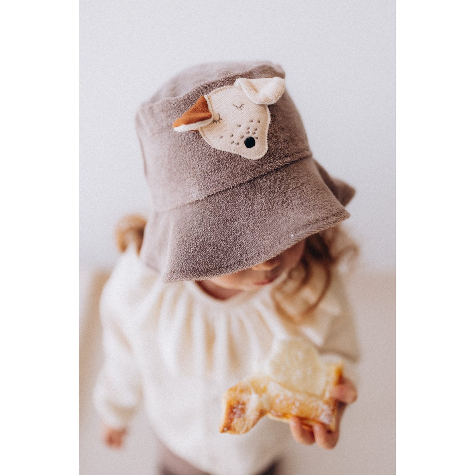 Wooly Organic vissershoedje met hondje applicatie, grijs, van bovenaf gezien op klein kind