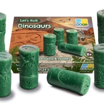 Yellow Door Let's Roll Dinosaurs kleirollers set van 6 groene stempel rollers met dino-motieven, uitgelijnd met verpakking op neutrale achtergrond