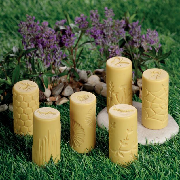 Yellow Door Let's Roll kleirollen set met 6 insectenstempels in geel, uitgestald op gras met lavendel op achtergrond