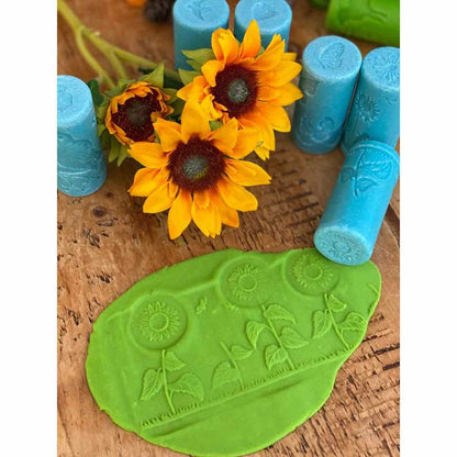 Yellow Door Let's Roll seizoenenset: groene blad-vormige knetroller met zonnebloemen en blauwe cilindervormige rollers op houten ondergrond