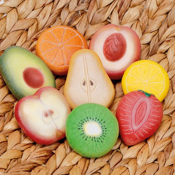 Yellow Door sensorische speelstenen fruit in cirkelformatie op strooisel, bovenaanzicht met 8 stuks inclusief appel, peer, avocado, kiwi, sinaasappel