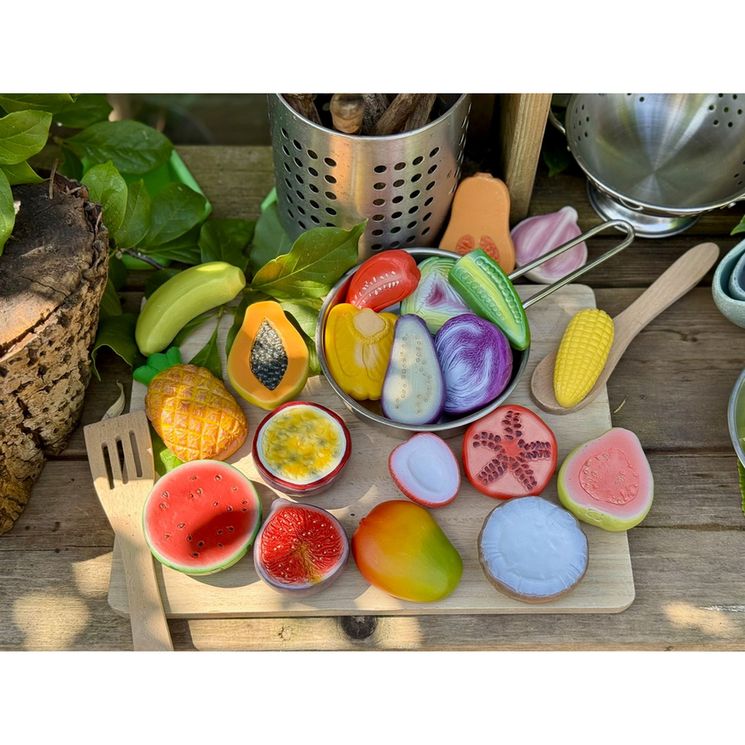 Yellow Door sensorische speelstenen wereldkeuken fruit en groente uitgestald op houten bord met accessoires in zonnig buitenlicht