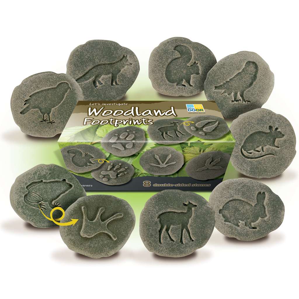 Yellow Door Woodland Footprints set met 8 dubbelzijdige stenen rond de verpakking gerangschikt, elk met ingegraveerde dier- en voetafdrukken